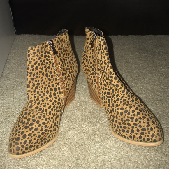 Gorgeous slit vegan suede leopard ankle boots - Picture 3 of 4